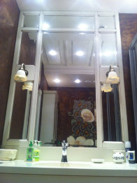 Составное зеркало над умывальником с подсветкой