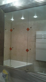 Зеркальное панно квадратами в ванную с обрамлением