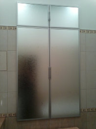 Зеркальные матовые дверцы с узором для ниши в ванной
