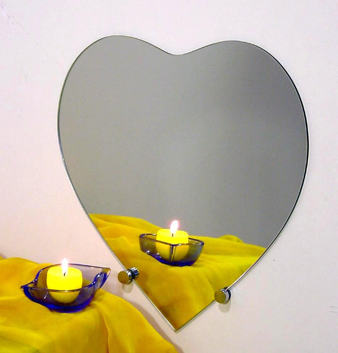 Зеркало в форме сердца