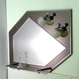 Пятиугольное зеркало комбинировано с цветным стеклом, полкой и фацетом