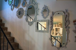 Оформление зеркалами стены на лестнице